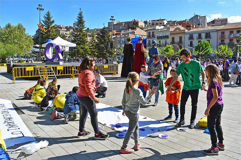 Activitat de l’Agrupament Escolta i Guia Joan Ros durant la matinal solidà ria de la campanya Súria Lluita contra el cà ncer, celebrada a la plaça de Sant Joan.