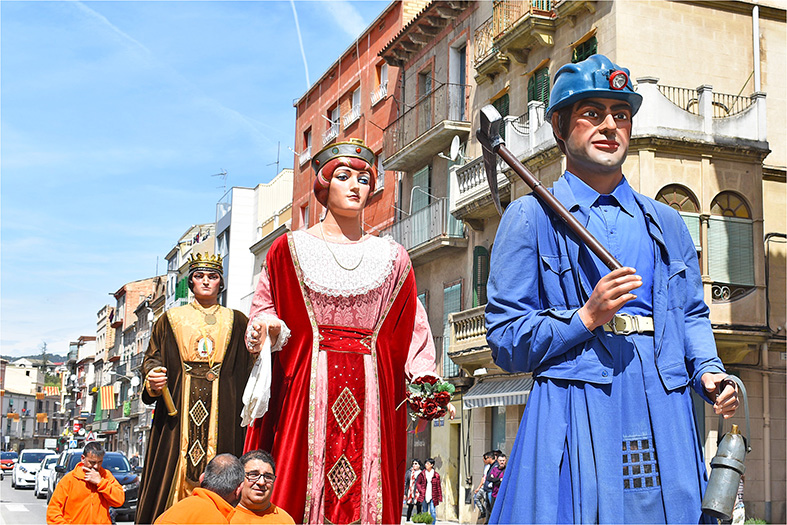 La colla de Geganters i Grallers del Poble Vell, durant la cercavila de l’11a Trobada Gegantera de Súria.