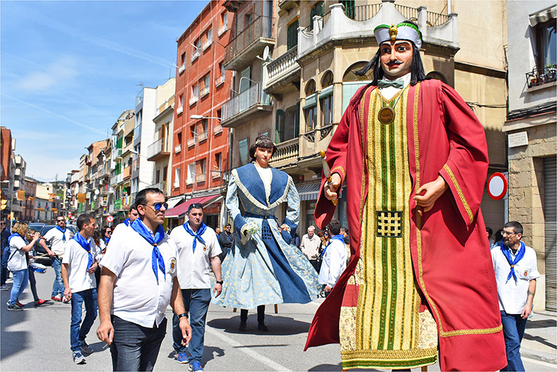 La colla gegantera de Cardona, durant la cercavila de l’11a Trobada Gegantera de Súria.