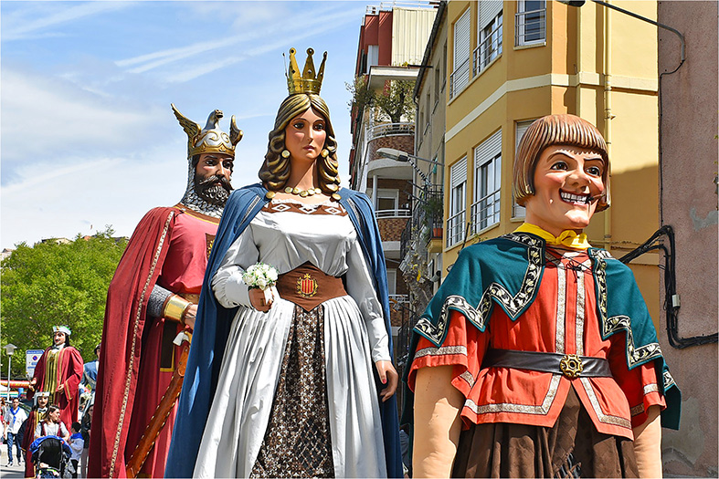 La colla gegantera de La Roca del Vallès, durant la cercavila de l’11a Trobada Gegantera de Súria.