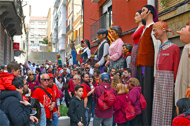 Aturada de les colles geganteres participants en l’11a Trobada Gegantera de Súria, durant la cercavila per centre urbà .