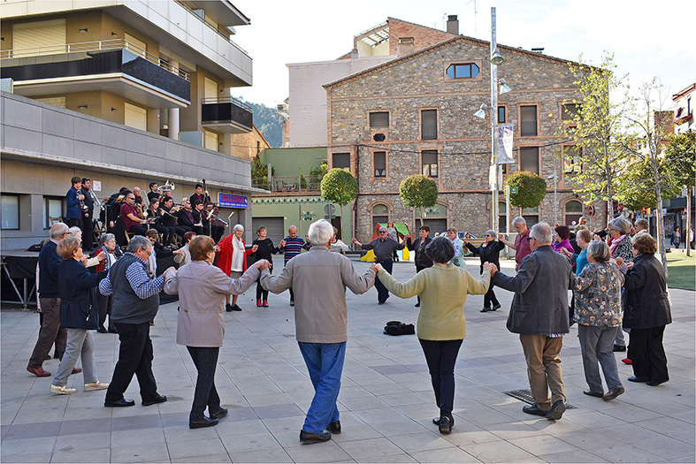 Ballada de sardanes amb la Cobla Súria a la plaça de la Serradora, dins dels actes de la Fira de Rams.