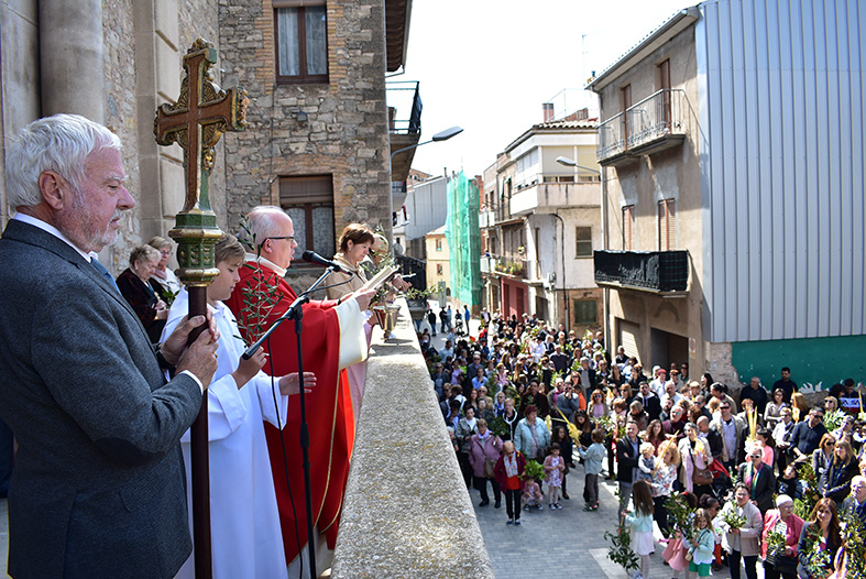 Benedicció de Rams al davant de l’Església Parroquial de Sant Cristòfol.