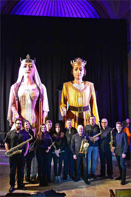 Foto de grup dels músics participants en l’acte de presentació del llibre 'Els Gegants de Migmón. L’odissea centenà ria dels Gegants Vells de Súria’ i de l’estrena de la restauració dels Gegants Vells.