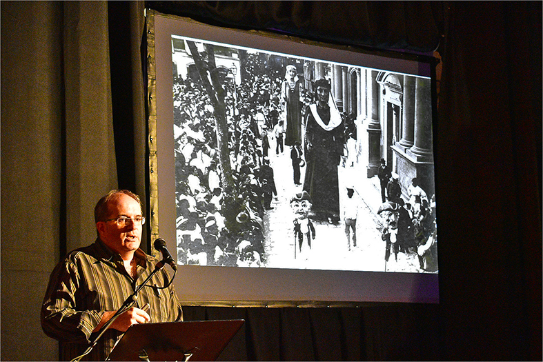 L’historiador berguedà Albert Rumbo parla durant l’acte de presentació del seu llibre 'Els Gegants de Migmón. L’odissea centenà ria dels Gegants Vells de Súria’ i de l’estrena de la restauració dels Gegants Vells.
