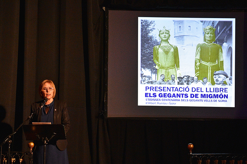 La regidora de Cultura, Montserrat Juncadella, parla durant l’acte de presentació del llibre 'Els Gegants de Migmón. L’odissea centenà ria dels Gegants Vells de Súria’ i de l’estrena de la restauració dels Gegants Vells.