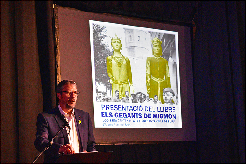 L’alcalde de Súria, Josep Maria Canudas, parla durant l’acte de presentació del llibre 'Els Gegants de Migmón. L’odissea centenà ria dels Gegants Vells de Súria’ i de l’estrena de la restauració dels Gegants Vells.