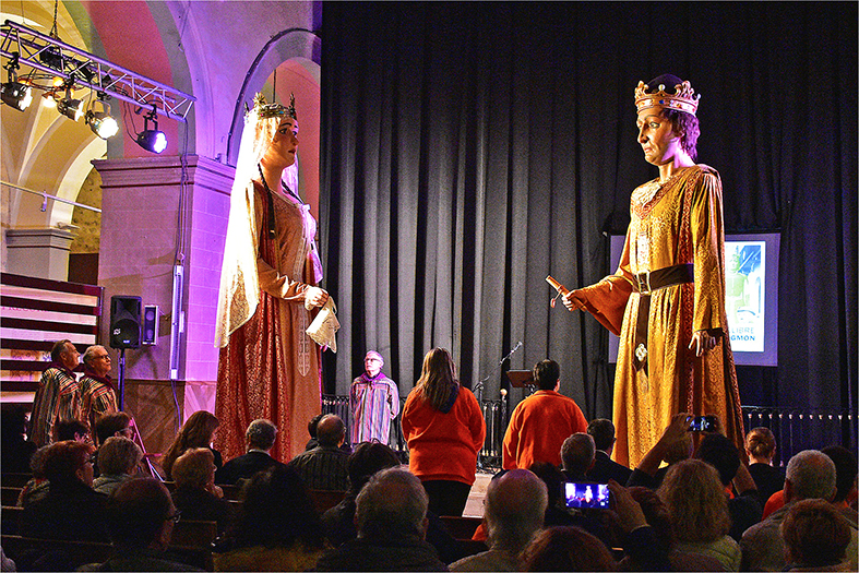 Ballada dels Gegants Vells durant l’acte de presentació del llibre 'Els Gegants de Migmón. L’odissea centenà ria dels Gegants Vells de Súria’ i de l’estrena de la seva restauració dels Gegants Vells, a l’Església del Roser.