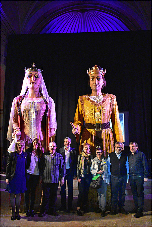 Foto de grup de l’alcalde Josep Maria Canudas, la regidora Montserrat Juncadella, l’historiador Albert Rumbo, la restauradora Gemma RodrÃguez, l’expert en cultura popular Jan Grau i altres persones participants en la recuperació dels Gegants Vells