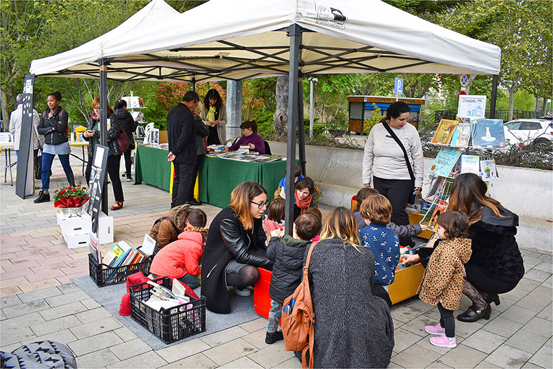 Espai 'La Biblioteca al carrer’ a la plaça de Sant Joan, dins de les activitats de la diada de Sant Jordi a Súria.