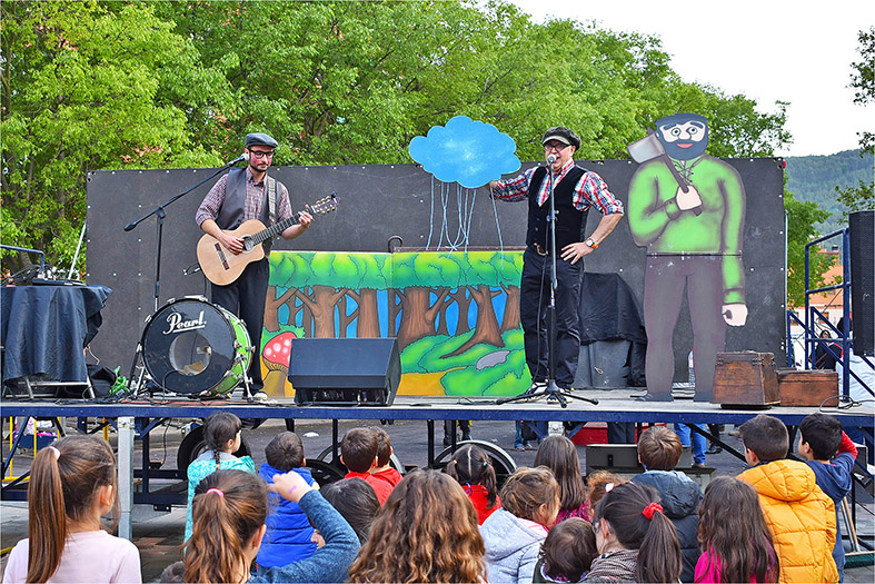 Espectacle d’animació infantil de La Cremallera Teatre a la plaça de Sant Joan, dins de les activitats de la diada de Sant Jordi a Súria.
