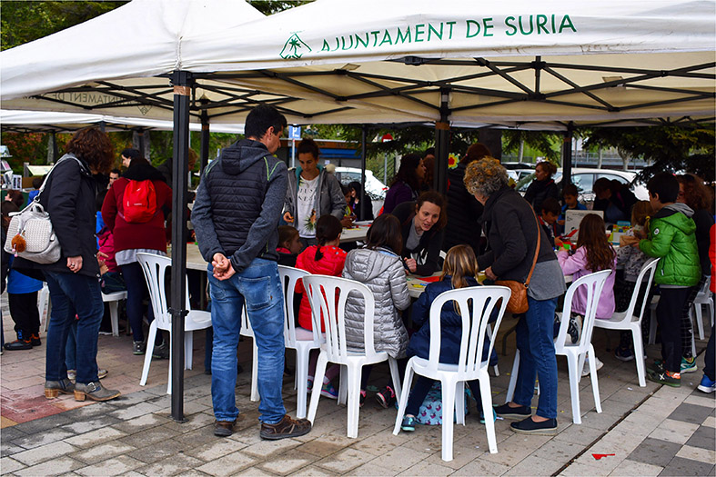 Tallers infantils de les AMPA dels centres d’ensenyament a la plaça de Sant Joan, dins de les activitats de la diada de Sant Jordi a Súria.