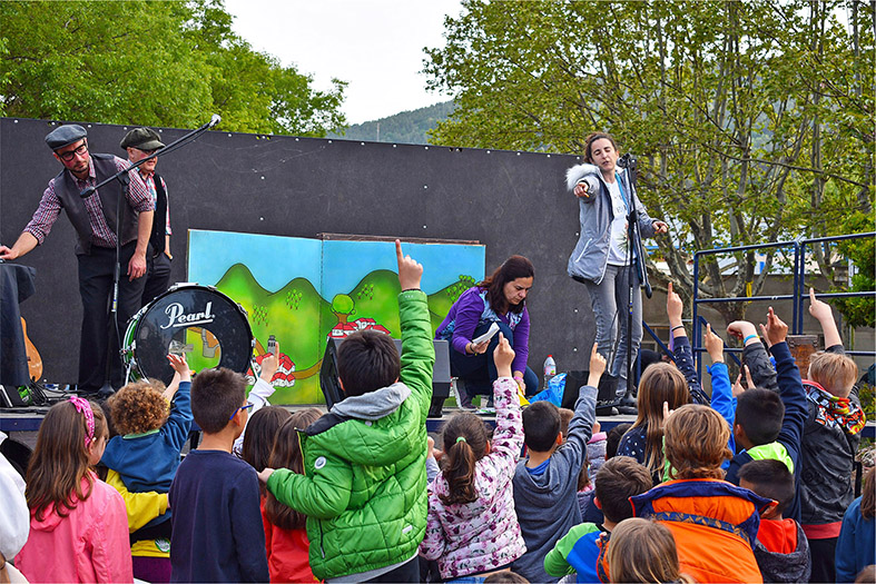 Sorteig dels premis de la 2a Gimcana de Sant Jordi a la plaça de Sant Joan, dins de les activitats de la diada de Sant Jordi a Súria.