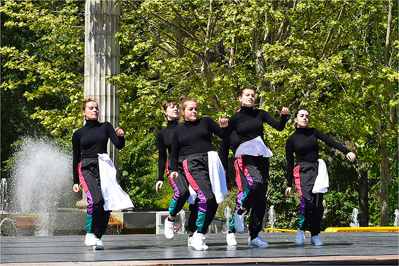 Actuació de la 24a Mostra de Dansa de Súria, que va tenir lloc a la plaça de Sant Joan dins del programa d’actes de Sant Jordi.