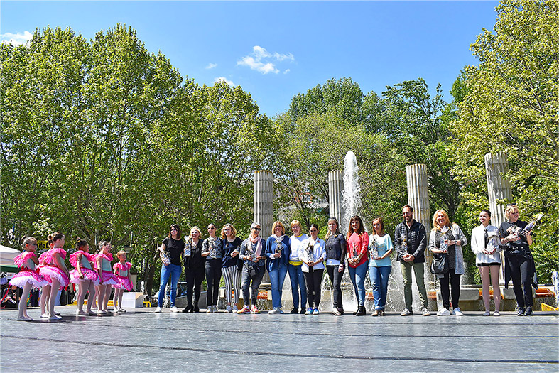 La regidora de Cultura, Montserrat Juncadella, amb representants de les escoles de dansa participants en la 24a Mostra de Dansa de Súria, que va tenir lloc a la plaça de Sant Joan dins del programa d’actes de Sant Jordi.