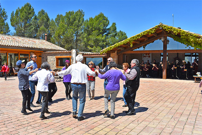 Ballada de sardanes a cà rrec de la Cobla Súria, a La Garriga de Castelladral (Navà s), dins del programa d’actes de Sant Jordi.