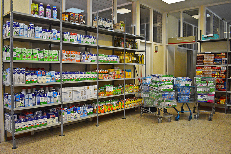 Alguns dels productes recollits en la campanya solidà ria 'La fam no fa vacances’, dins del programa de la Festa Major de Súria.