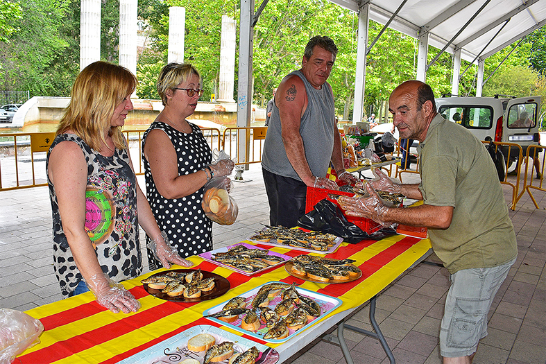 Preparatius de la sardinada popular a la plaça de Sant Joan, dins del programa de la Festa Major de Súria.
