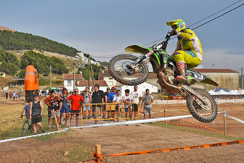 Imatge del 13è Rà pid Tram de Motos al camp de les Cases Noves, dins del programa de la Festa Major de Súria.