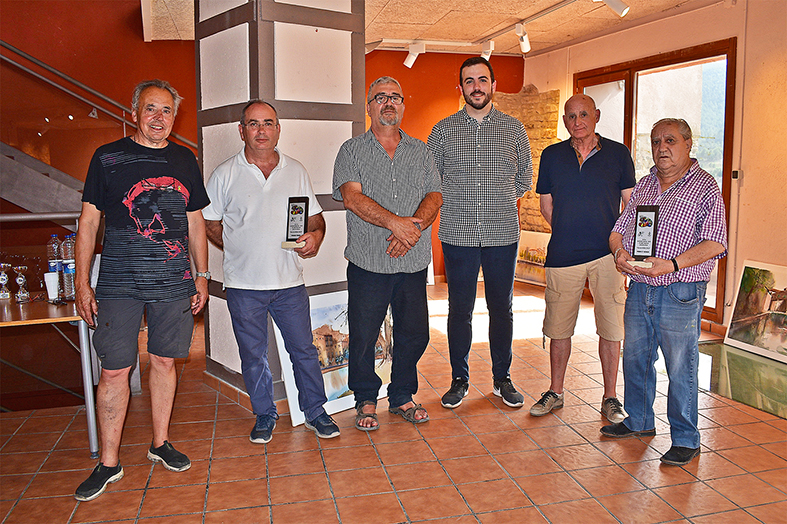 L’alcalde Albert Coberó, el regidor de Cultura i Via Pública, Miquel Soliva, i els representants de Joventuts Musicals de Súria, Josep Maria Homs i Albert Castellano, amb dos dels artistes guardonats en el 52è Concurs de Pintura Rà pida de Súria.