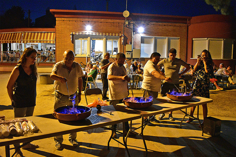 Preparació del rom cremat durant la cantada d’havaneres de la Festa Major de Súria.
