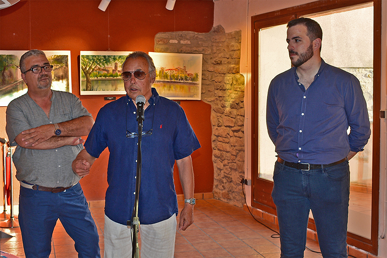El representant de Joventuts Musicals de Súria, Josep Maria Homs, parla durant la inauguració de l’exposició del 52è Concurs de Pintura Rà pida de Súria, al costat de l’alcalde Albert Coberó i del regidor de Cultura i Via Pública, Miquel Soliva
