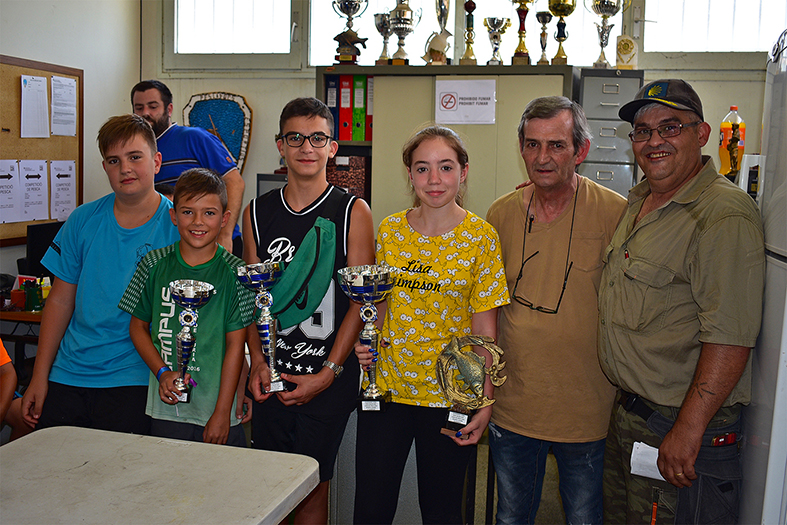 Guanyadors del Concurs Infantil i Juvenil de Pesca-Memorial Marcos Hidalgo, amb representants de l’Agrupació de Pescadors Esportius.