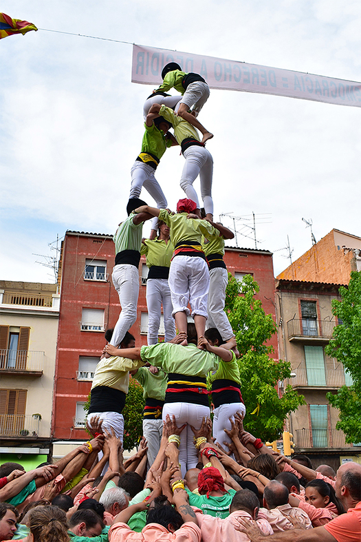 Castell de la colla castellera Vailets de Gelida durant la Trobada Castellera de la Festa Major de Súria.