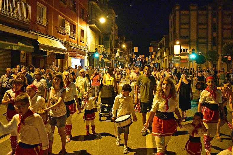 Imatge de la cercavila nocturna de la Festa Major de Súria.