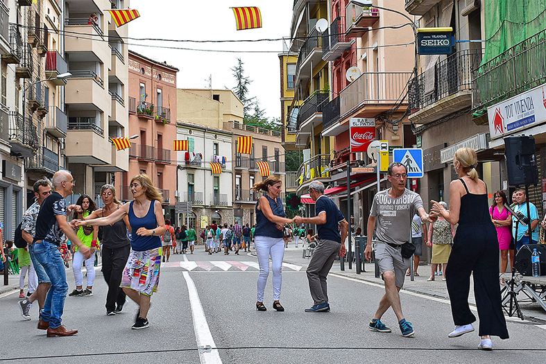 Balladors de lindy hop a l’illa de vianants de la Festa Major de Súria.