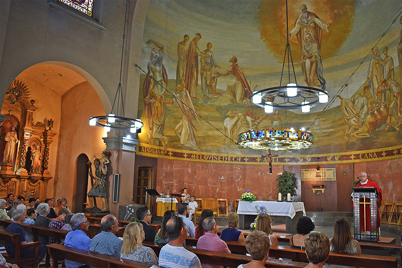 Missa solemne de Festa Major, a l’Església Parroquial de Sant Cristòfol.