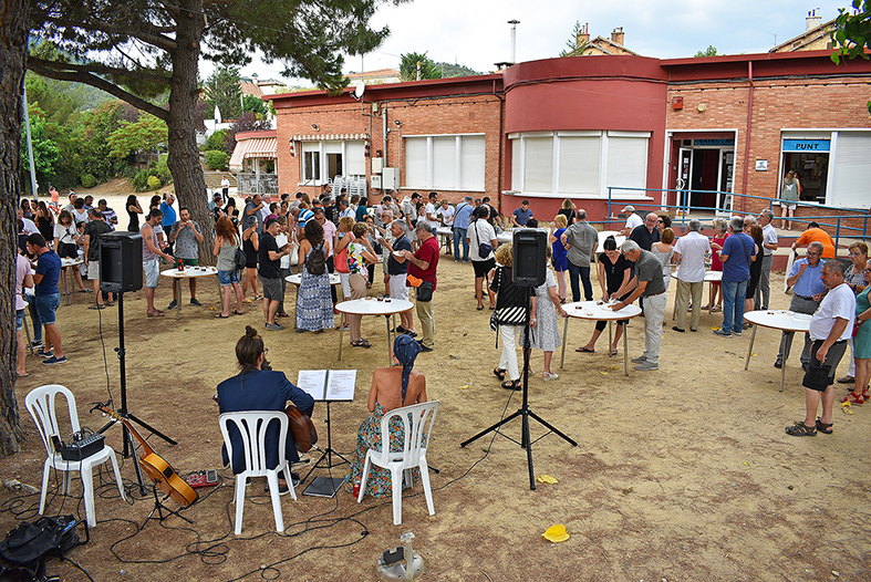 Vermut de Festa Major al Parc Municipal Macary i Viader, amb interpretacions musicals de Glòria Tapia i Alexis Cabrillana.