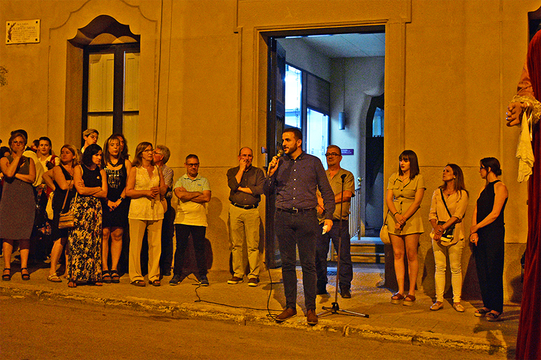 L’alcalde Albert Coberó parla durant l’acte d’inici de la Festa Major, al davant de la Casa de la Vila.