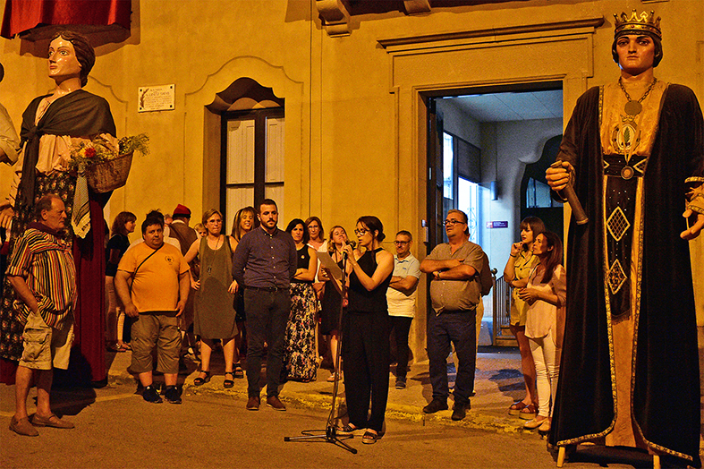 La regidora d’Ensenyament, Turisme, Participació i Festes, Maria Alba Santamaria, parla durant l’acte d’inici de la Festa Major, al davant de la Casa de la Vila.