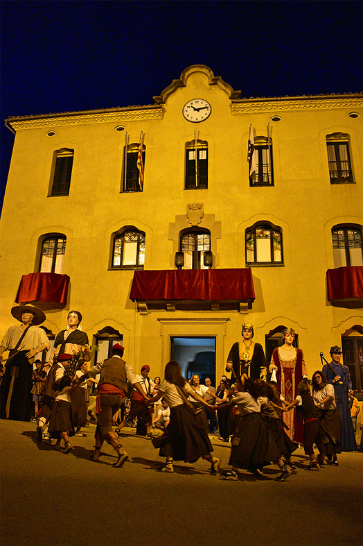 Actuació del Tro Gros durant l’acte d’inici de la Festa Major, al davant de la Casa de la Vila.