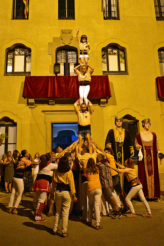 Actuació de la colla castellera Salats durant l’acte d’inici de la Festa Major, al davant de la Casa de la Vila.