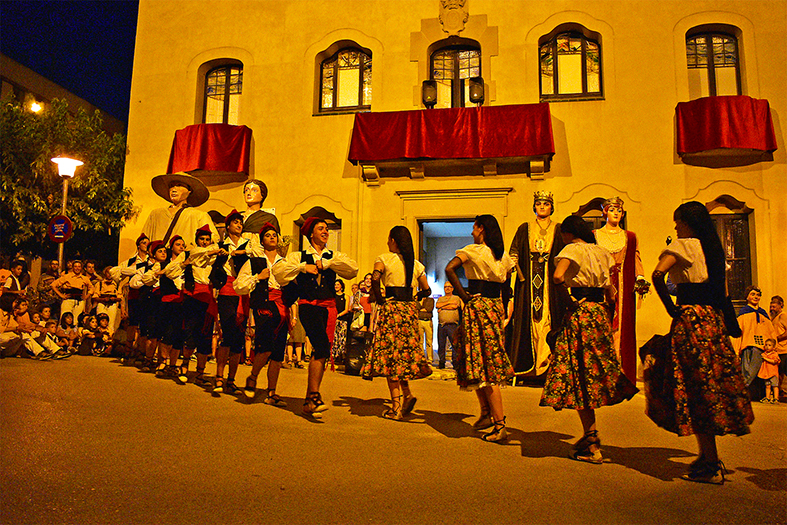 Actuació del Foment Cultural durant l’acte d’inici de la Festa Major, al davant de la Casa de la Vila.