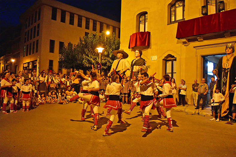 Actuació dels Bastoners de l’Agrupació Sardanista durant l’acte d’inici de la Festa Major, al davant de la Casa de la Vila.