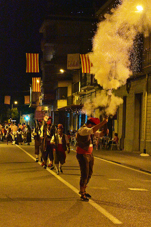 Trabucaires del Tro Gros durant la cercavila nocturna de la Festa Major de Súria.