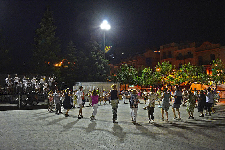 Ballada de sardanes amb la Cobla Vila d’Olesa a la plaça de Sant Joan, dins del programa de la Festa Major de Súria.