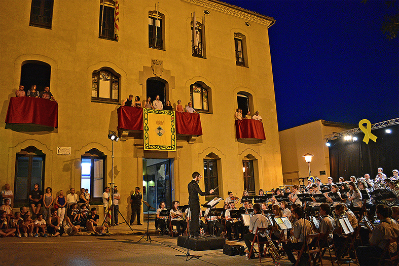 Imatge de les Tocades de la Festa Major de Súria amb la Banda de Música de Cardona, al davant de la Casa de la Vila.