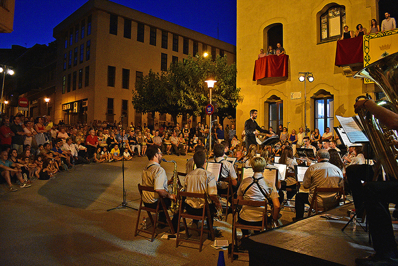 Imatge de les Tocades de la Festa Major de Súria amb la Banda de Música de Cardona, al davant de la Casa de la Vila.