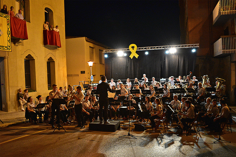 Imatge de les Tocades de la Festa Major de Súria amb la Banda de Música de Cardona, al davant de la Casa de la Vila.