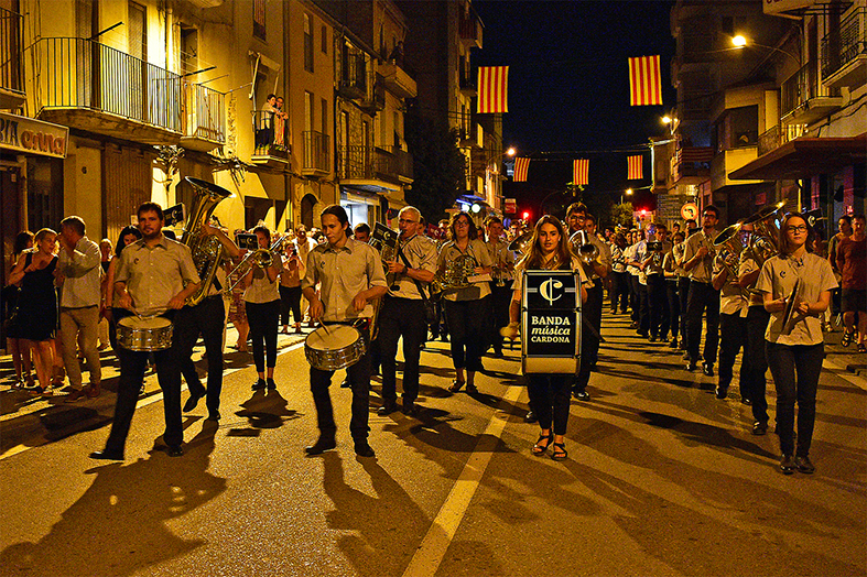 Passacarrer nocturn de la Festa Major de Súria amb la Banda de Música de Cardona.