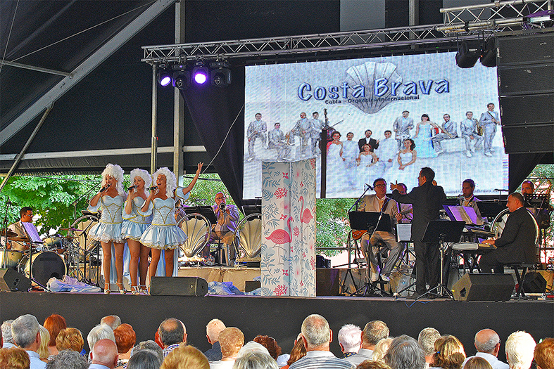 Imatge del concert de tarda de la Festa Major de Súria, a la plaça de Sant Joan.
