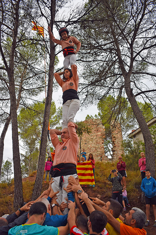 Pilar de la colla castellera Salats durant l’acte d’hissada de la senyera al turó de la Torre, dins del programa de la Diada Nacional de Catalunya a Súria.