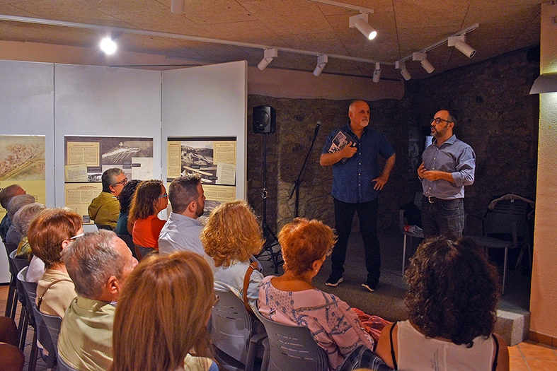 Els historiadors David Ãñiguez i David GesalÃ, durant l’acte d’inauguració de l’exposició 'Sota les bombes. Els atacs aeris a Catalunya durant la guerra civil’, dins del programa de la Diada Nacional de Catalunya a Súria.