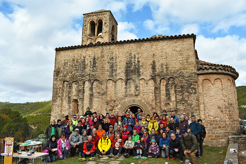 Foto de grup de les persones participants en la portada del pessebre i la cantada de nadales a Coaner (Sant Mateu de Bages).