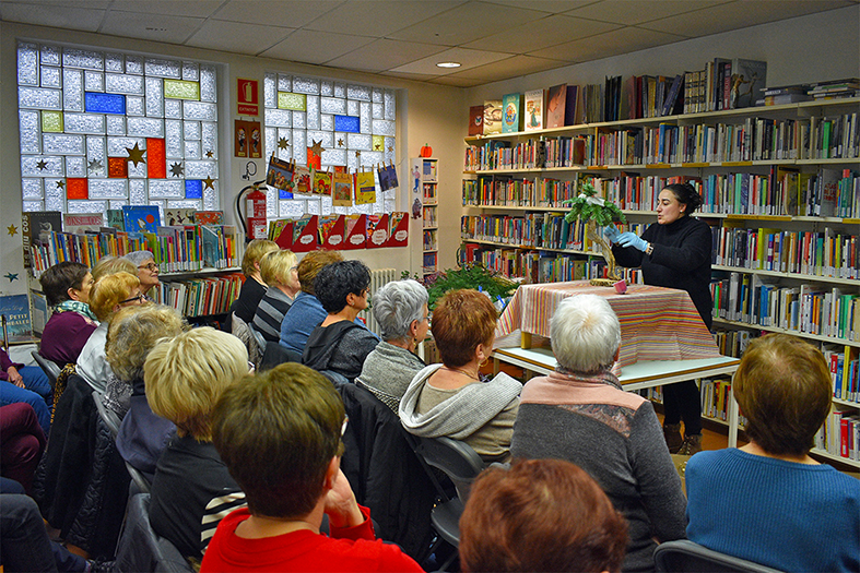Taller d'ornamentació floral de Nadal a la Biblioteca Pública.