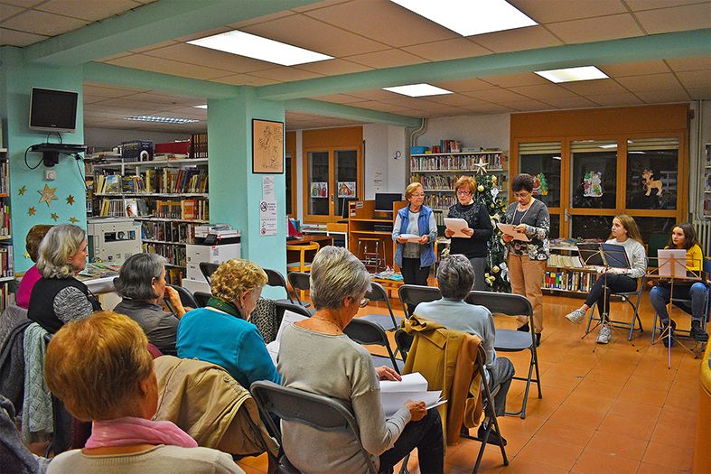 Lectura de poemes de Nadal a la Biblioteca Pública, a cà rrec del Grup del Taller de Lectura de L'Esplai.